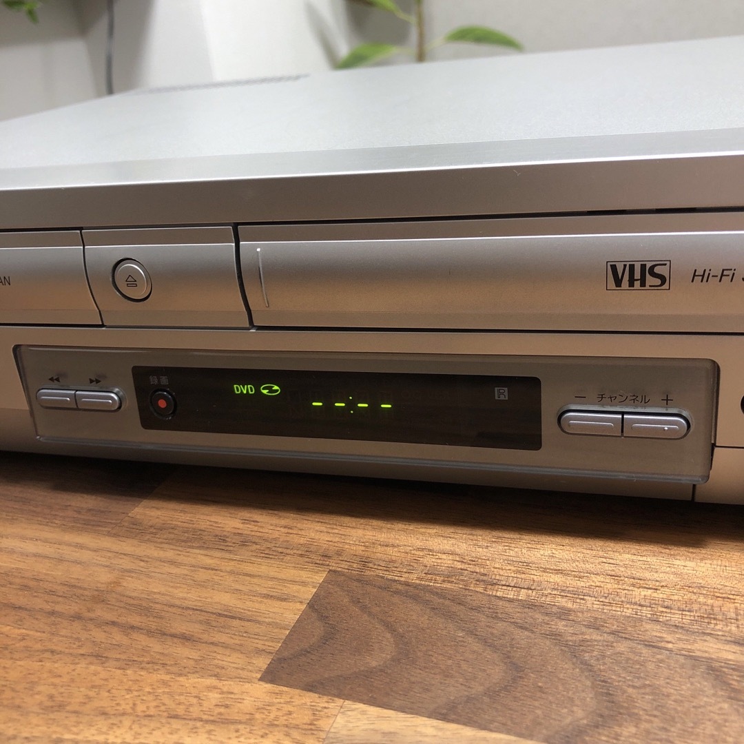 SONY(ソニー)の希少 SONY ソニー SLV-D303P ビデオデッキ VHS DVD 1体型 スマホ/家電/カメラのテレビ/映像機器(DVDプレーヤー)の商品写真