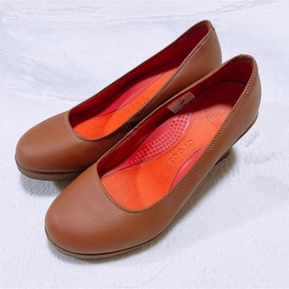 クロックス(crocs)のA-Leigh Closed Toe Synthetic Wedge パンプス(ハイヒール/パンプス)