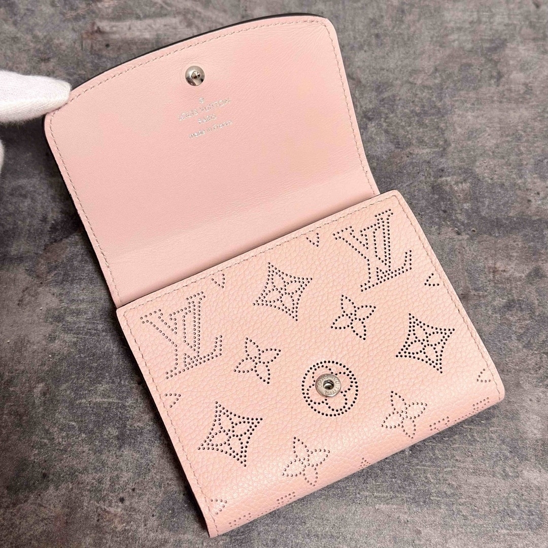 LOUIS VUITTON(ルイヴィトン)の鑑定書あり 最高級美品⭐️ ルイヴィトン マヒナ イリスコンパクト ピンク 財布 レディースのファッション小物(財布)の商品写真