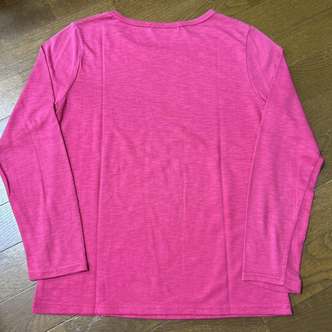 Mサイズ　長袖シャツ　ピンク　かすれ英字プリント レディースのトップス(Tシャツ(長袖/七分))の商品写真