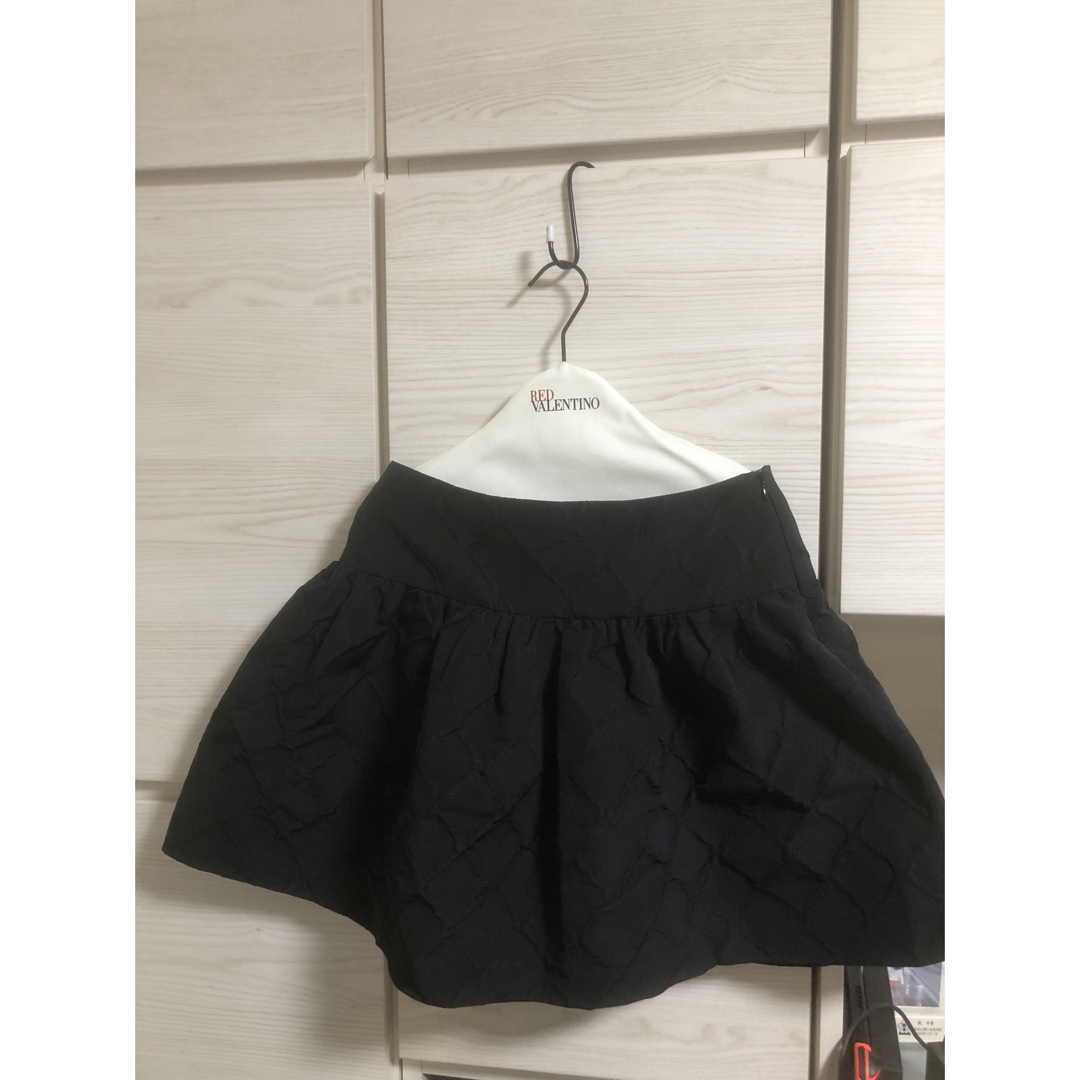 RED VALENTINO(レッドヴァレンティノ)の黒　レッドヴァレンティノ  スカート レディースのスカート(ミニスカート)の商品写真