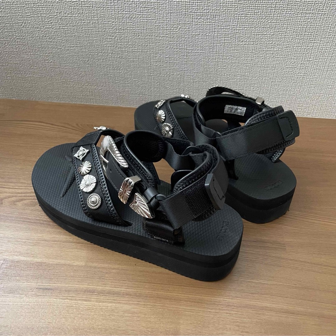 TOGA(トーガ)の美品！TOGA×SUICOKE TONOサンダル24トーガ スイコック ブラック レディースの靴/シューズ(サンダル)の商品写真