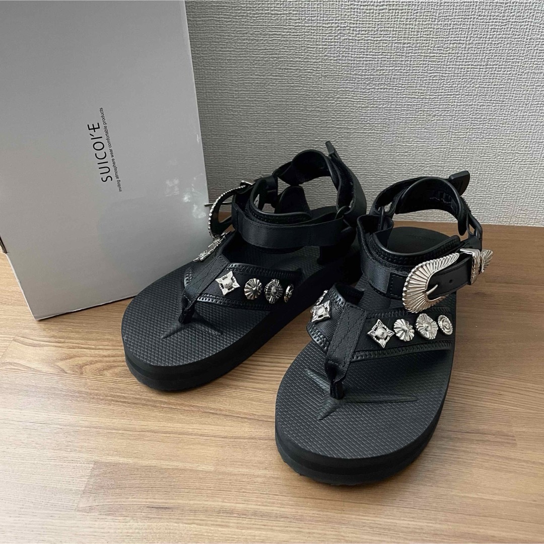 TOGA(トーガ)の美品！TOGA×SUICOKE TONOサンダル24トーガ スイコック ブラック レディースの靴/シューズ(サンダル)の商品写真