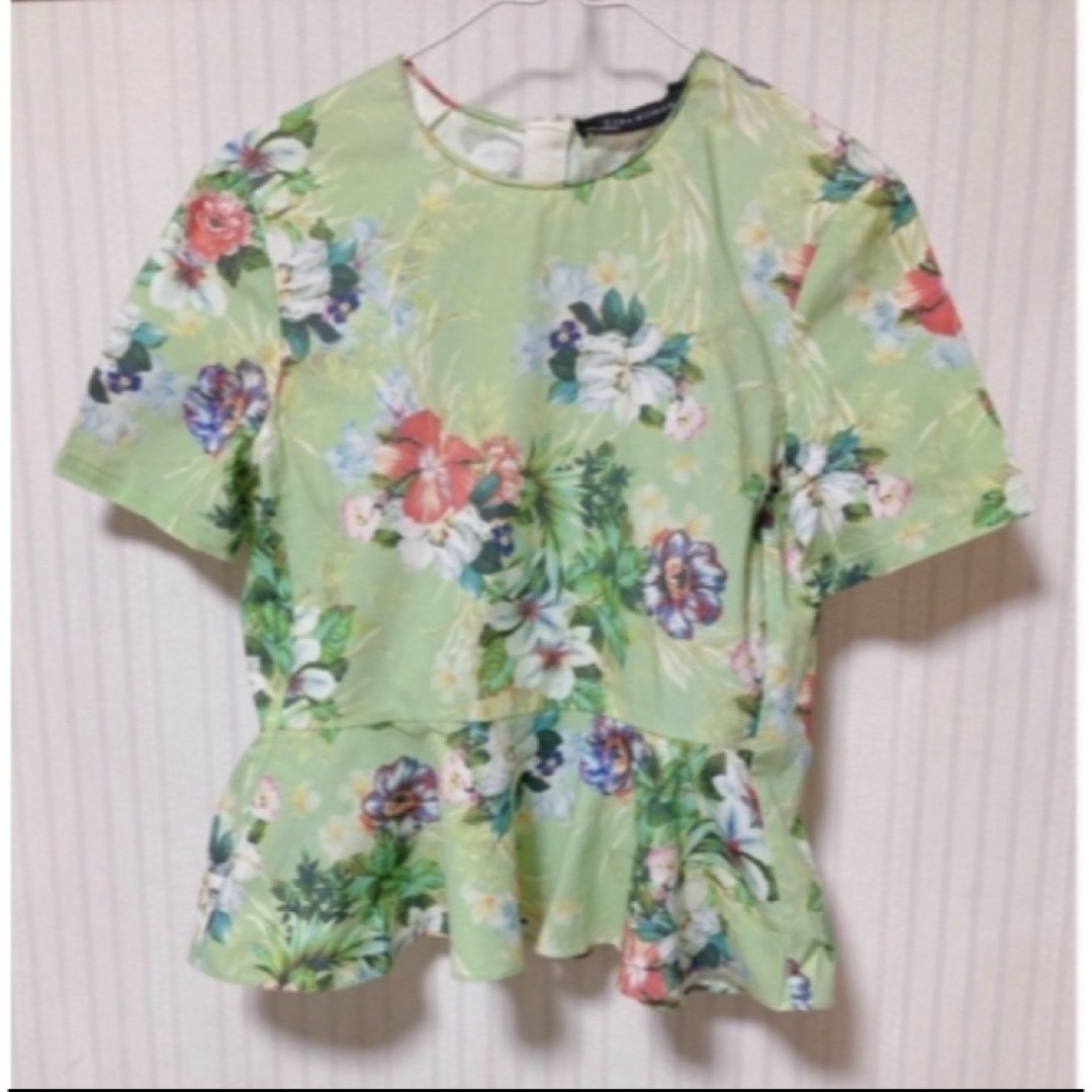 ZARA(ザラ)のZARA 花柄　ブラウス　シャツ レディースのトップス(シャツ/ブラウス(半袖/袖なし))の商品写真