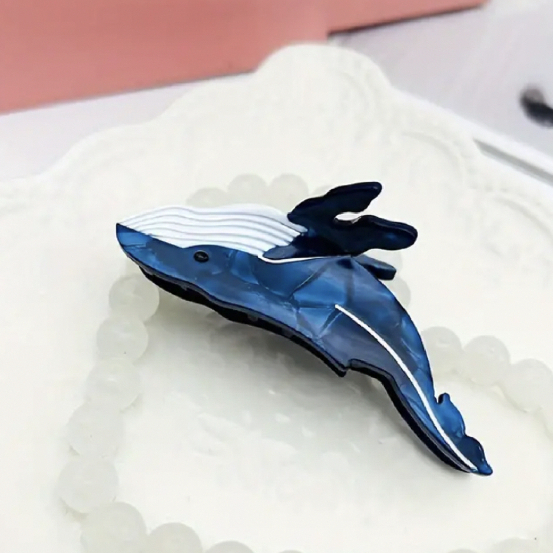 クジラ　whale ミニヘアクリップ　バレッタ　海　ブルー レディースのヘアアクセサリー(バレッタ/ヘアクリップ)の商品写真