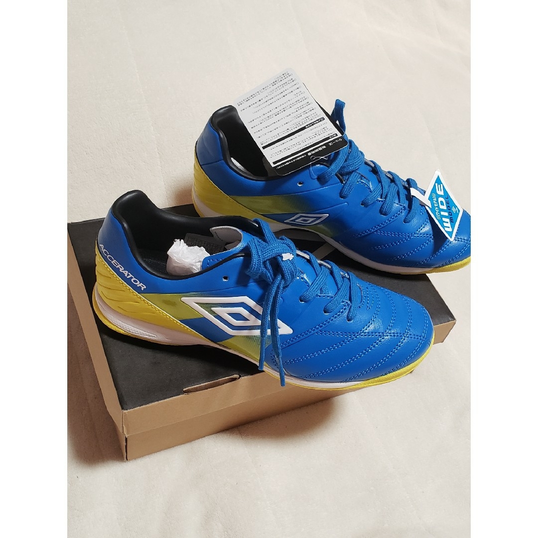 UMBRO(アンブロ)の新品 22.5 アクセレイター umbro インドアシューズ サッカーシューズ スポーツ/アウトドアのサッカー/フットサル(シューズ)の商品写真