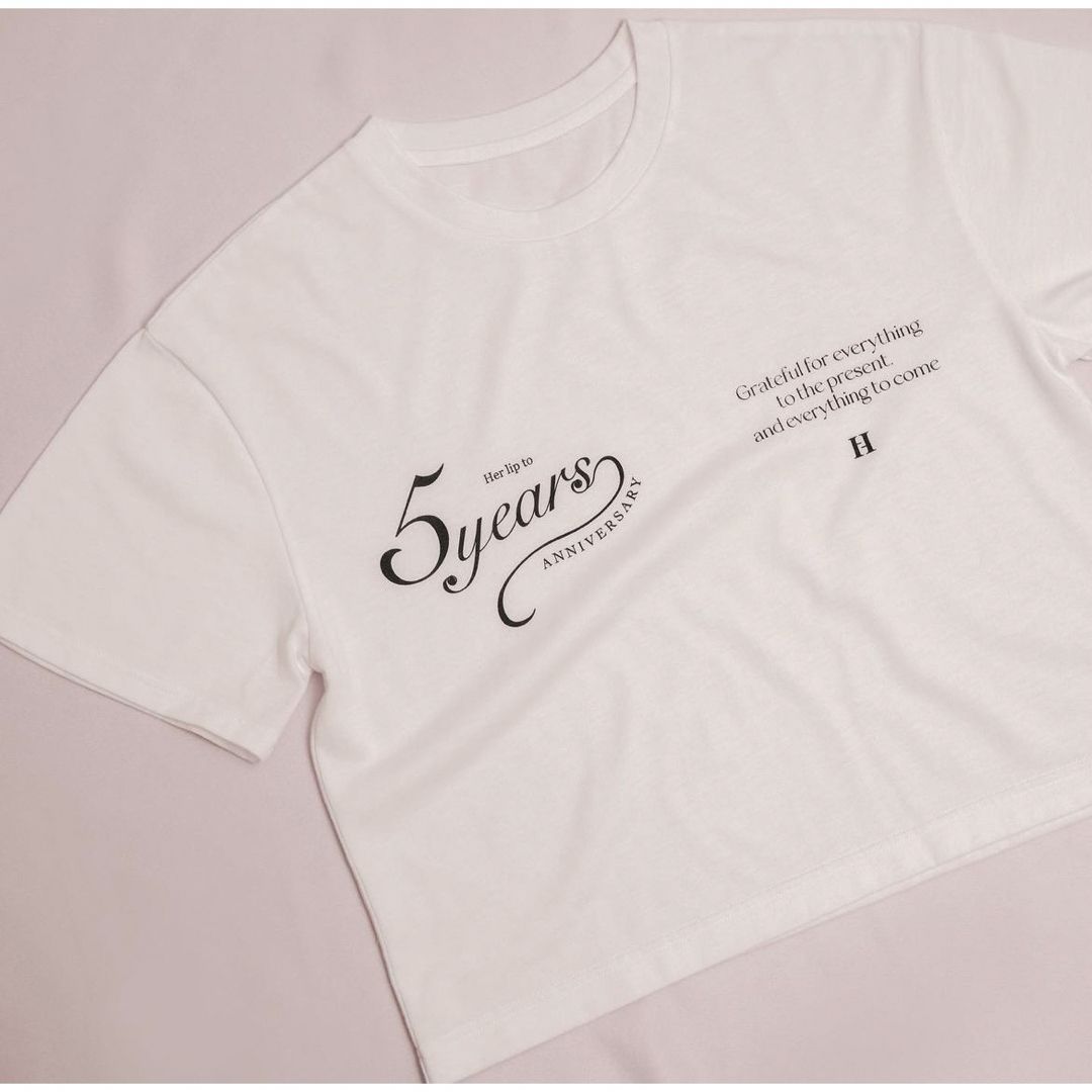 【新品】Herlipto 5周年ノベルティ　Tシャツ　ハーリップトゥ レディースのトップス(Tシャツ(半袖/袖なし))の商品写真