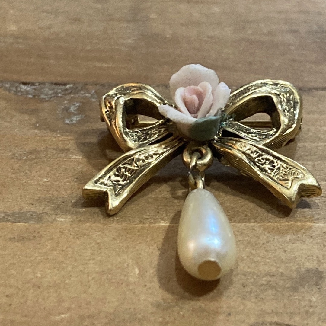 Lochie(ロキエ)のUSA vintage pearl ribbon broach レディースのアクセサリー(ブローチ/コサージュ)の商品写真