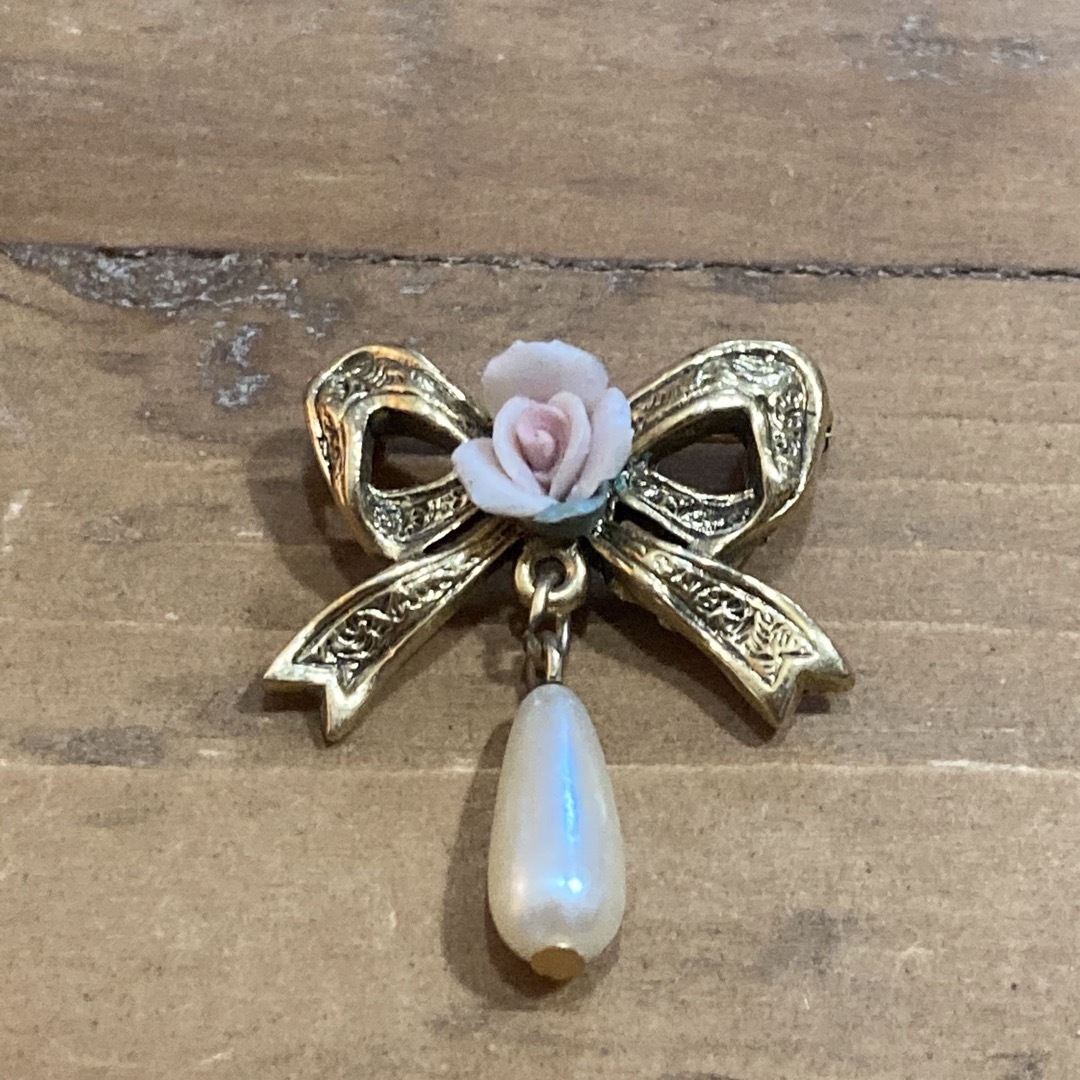 Lochie(ロキエ)のUSA vintage pearl ribbon broach レディースのアクセサリー(ブローチ/コサージュ)の商品写真