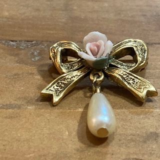 ロキエ(Lochie)のUSA vintage pearl ribbon broach(ブローチ/コサージュ)