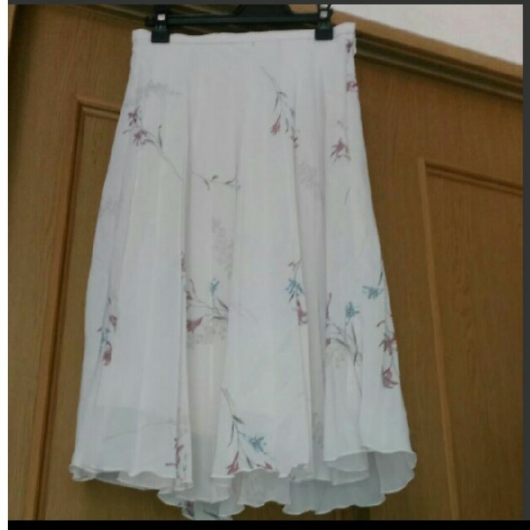 未使用　花柄スカート　Lyon レディースのスカート(ひざ丈スカート)の商品写真