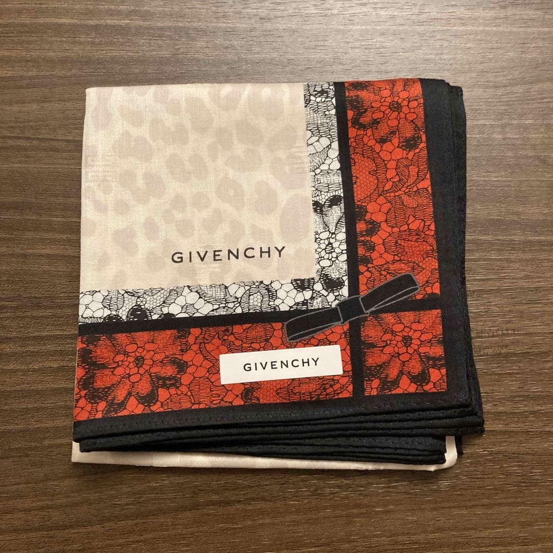 GIVENCHY(ジバンシィ)の【新品未使用】ジバンシィ レディース 大判 ハンカチ 未使用シール付 レディースのファッション小物(ハンカチ)の商品写真