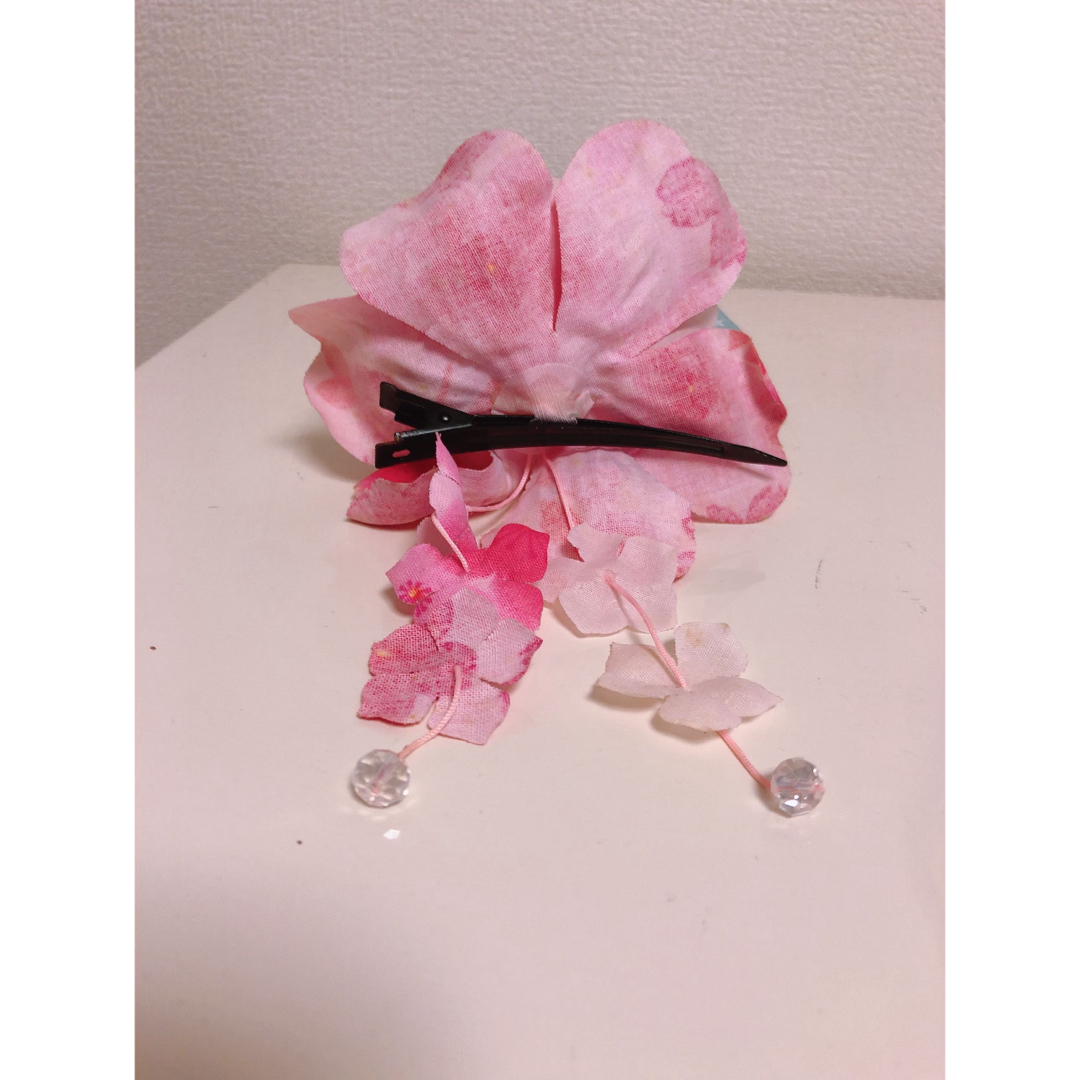 ヘアクリップ付き花飾り ピンク レディースの水着/浴衣(和装小物)の商品写真