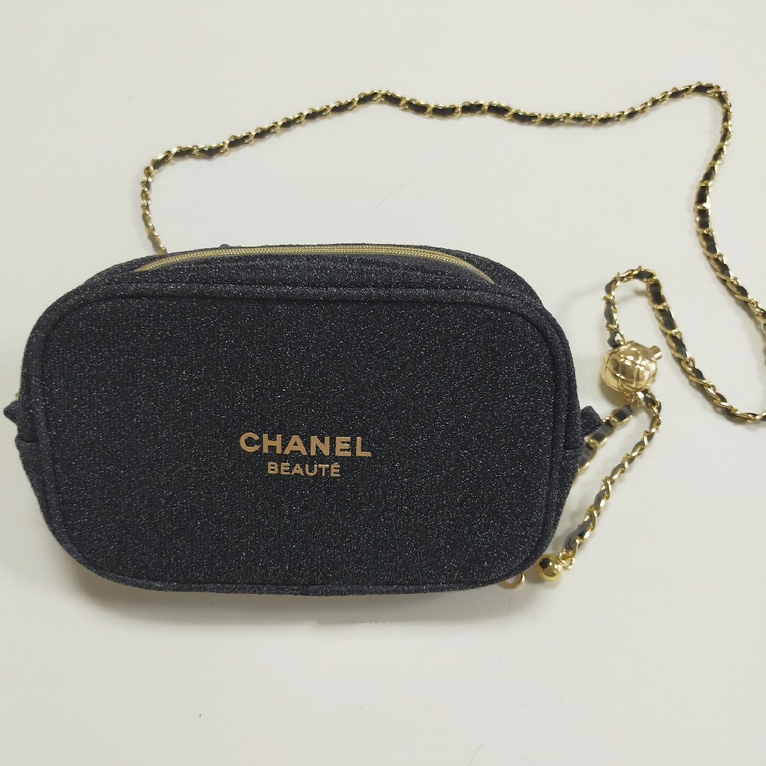 CHANEL(シャネル)のシャネル2020年　ホリデー限定　クリスマスノベルティ　チェーン付き　ポーチ　黒 レディースのファッション小物(ポーチ)の商品写真