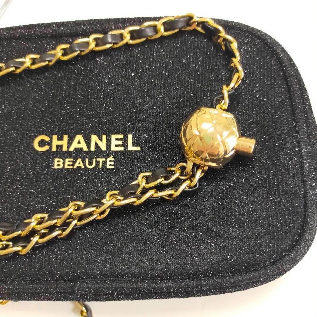 CHANEL(シャネル)のシャネル2020年　ホリデー限定　クリスマスノベルティ　チェーン付き　ポーチ　黒 レディースのファッション小物(ポーチ)の商品写真