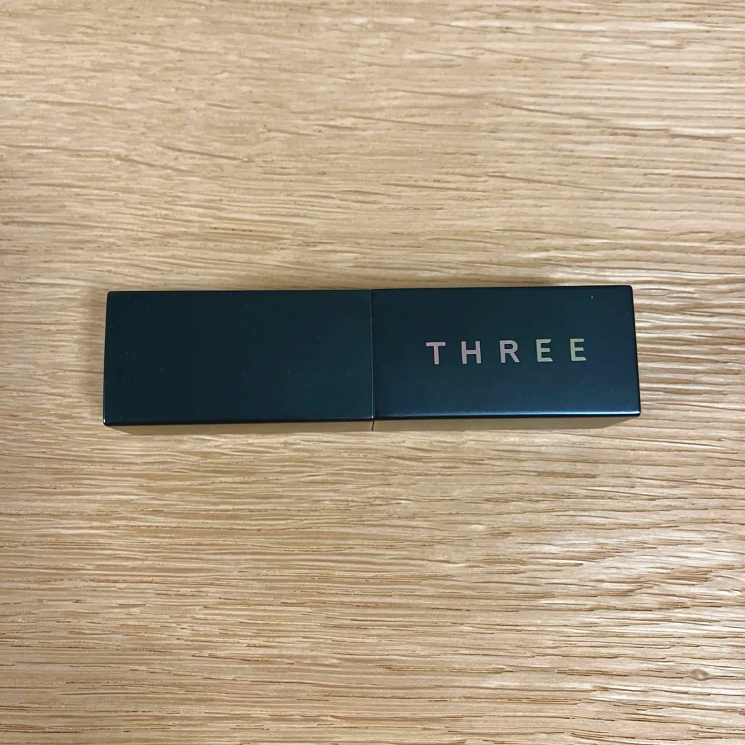 THREE(スリー)のスリー　THREE デアリングリィデミュアリップスティック x02 コスメ/美容のベースメイク/化粧品(リップグロス)の商品写真