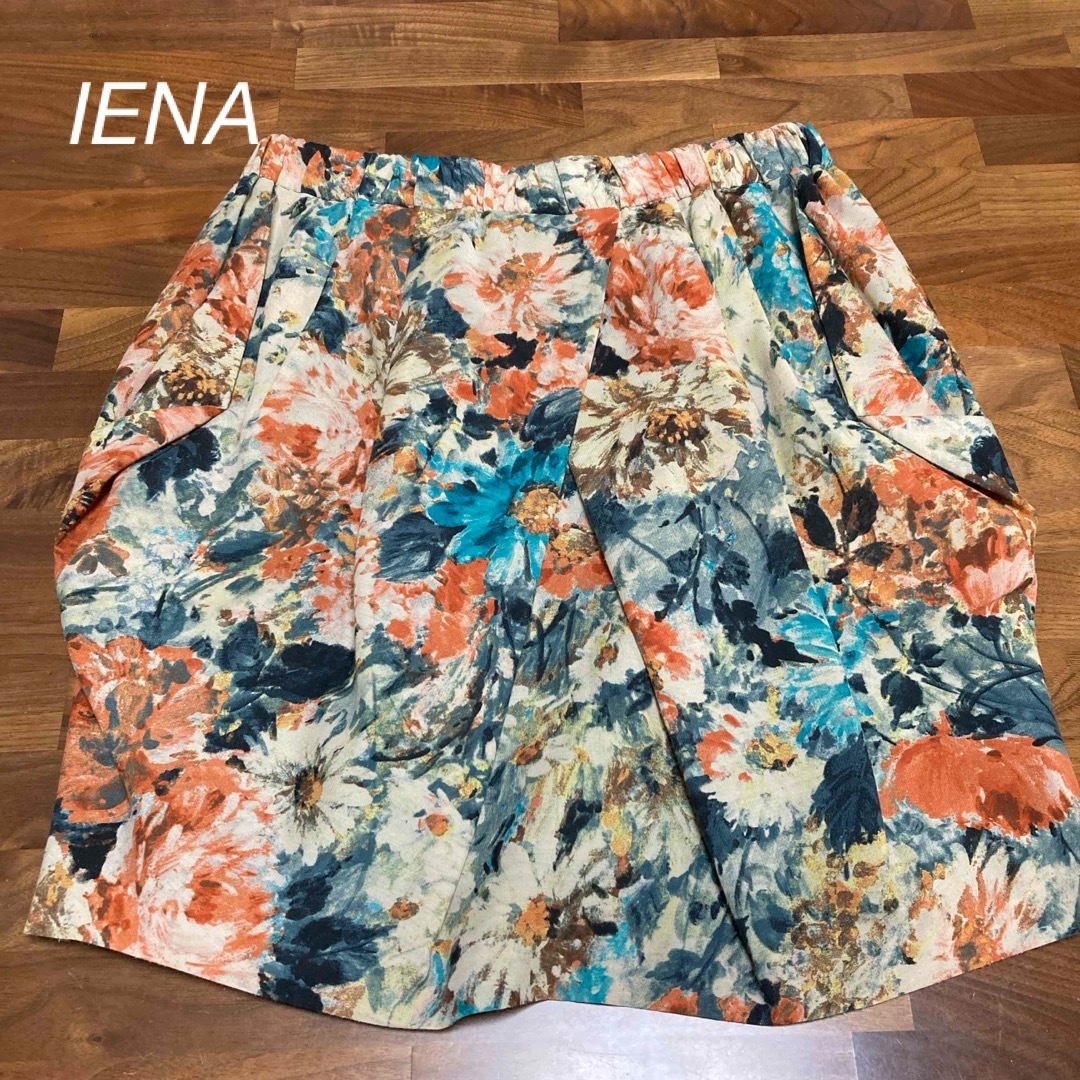 IENA(イエナ)のイエナ  ボタニカル花柄スカート　タックスカート レディースのスカート(ひざ丈スカート)の商品写真
