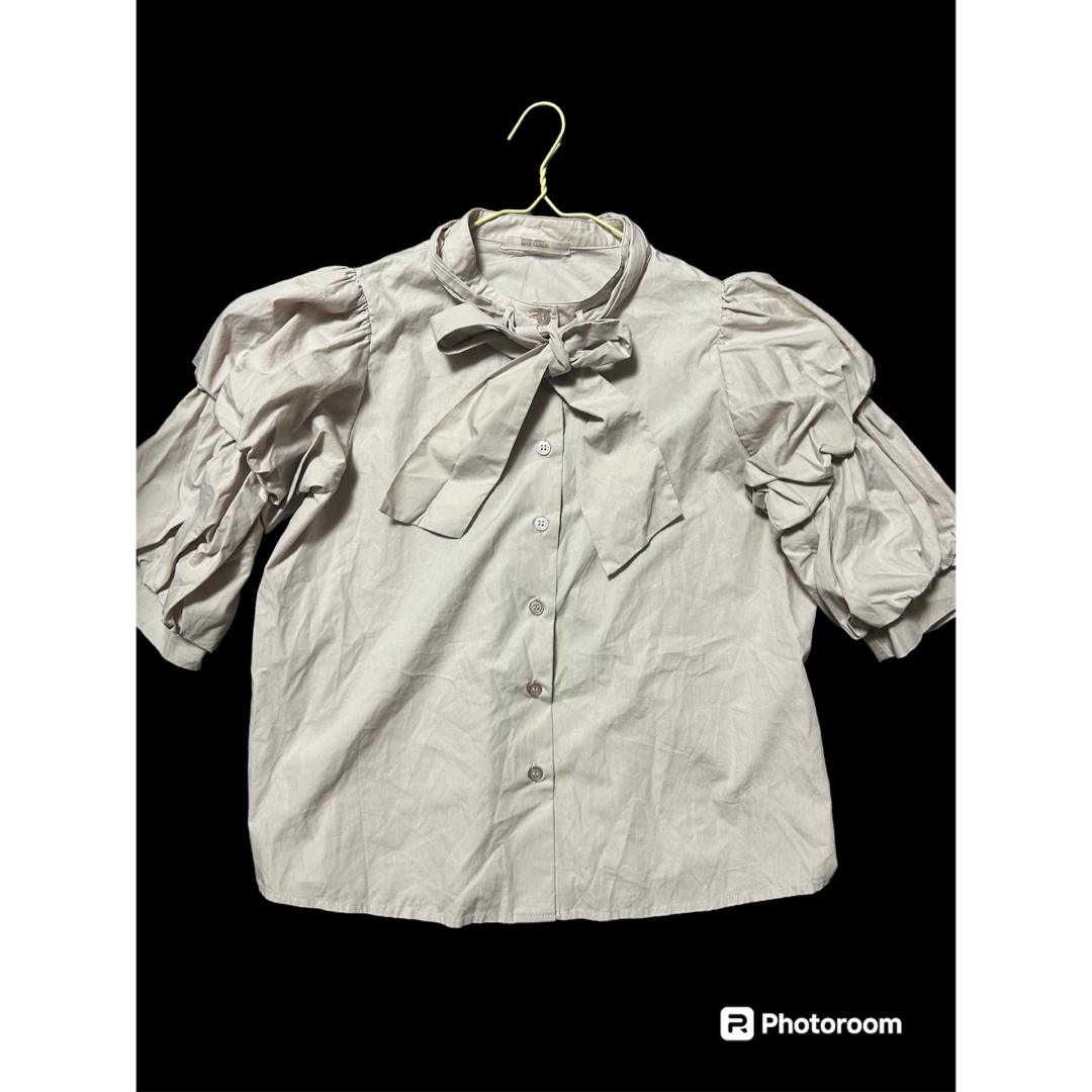 NICE CLAUP(ナイスクラップ)のナイスクラップ ボウタイブラウス シャツ リボン フリーサイズ バルーン袖 レディースのトップス(シャツ/ブラウス(半袖/袖なし))の商品写真
