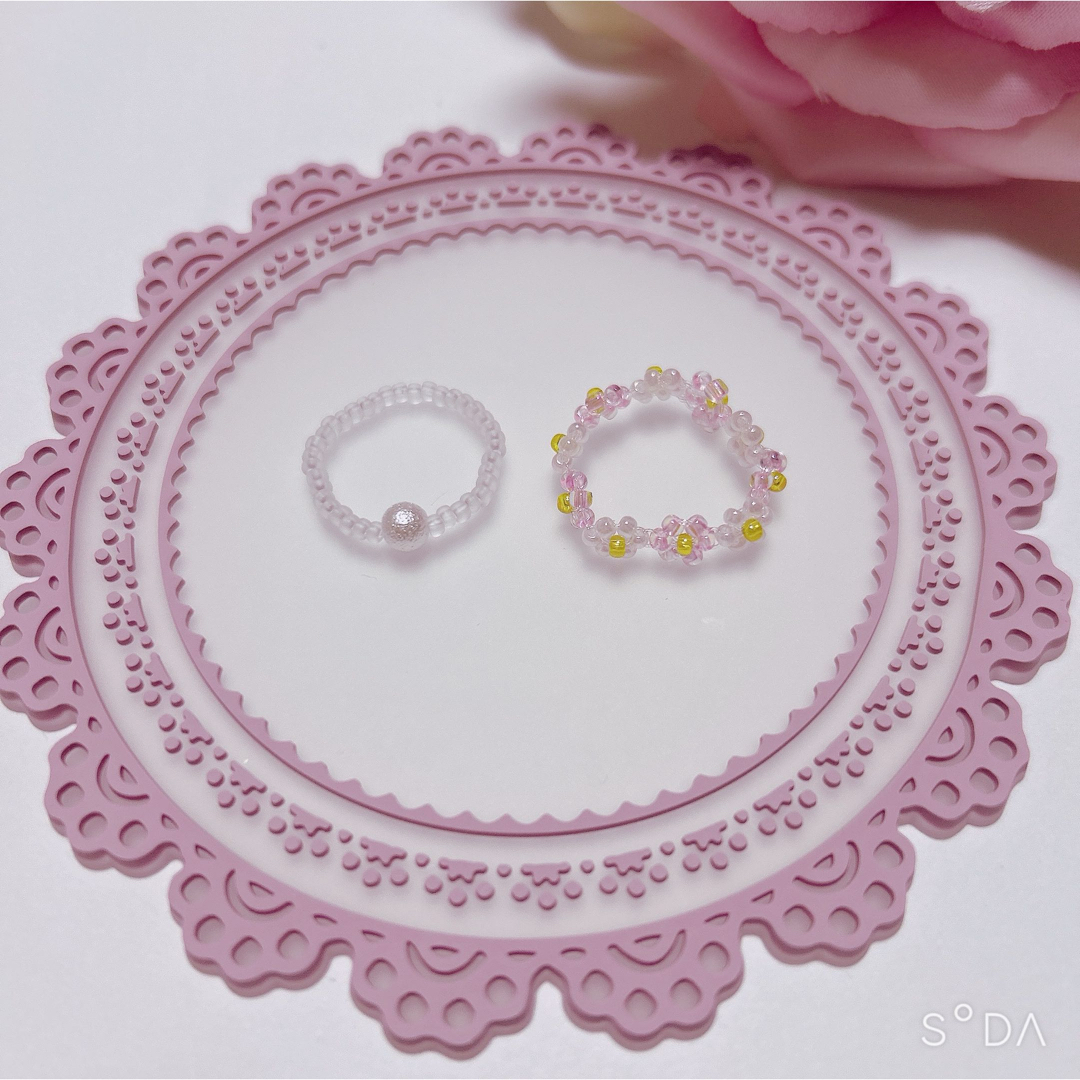 お花リングとパールリングの重ね付けセット♡ビーズリング ハンドメイド レディースのアクセサリー(リング(指輪))の商品写真