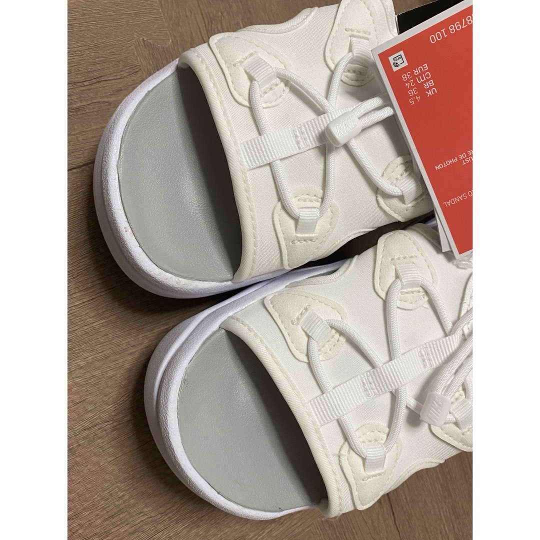 NIKE(ナイキ)のエアマックスココ　白　24センチ レディースの靴/シューズ(サンダル)の商品写真
