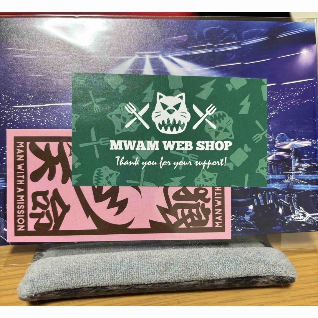 MAN WITH A MISSION(マンウィズアミッション)の【未開封】バラ売り不可 ポストカード＆リブちゃんカラーのステッカー4枚セット エンタメ/ホビーのトレーディングカード(その他)の商品写真