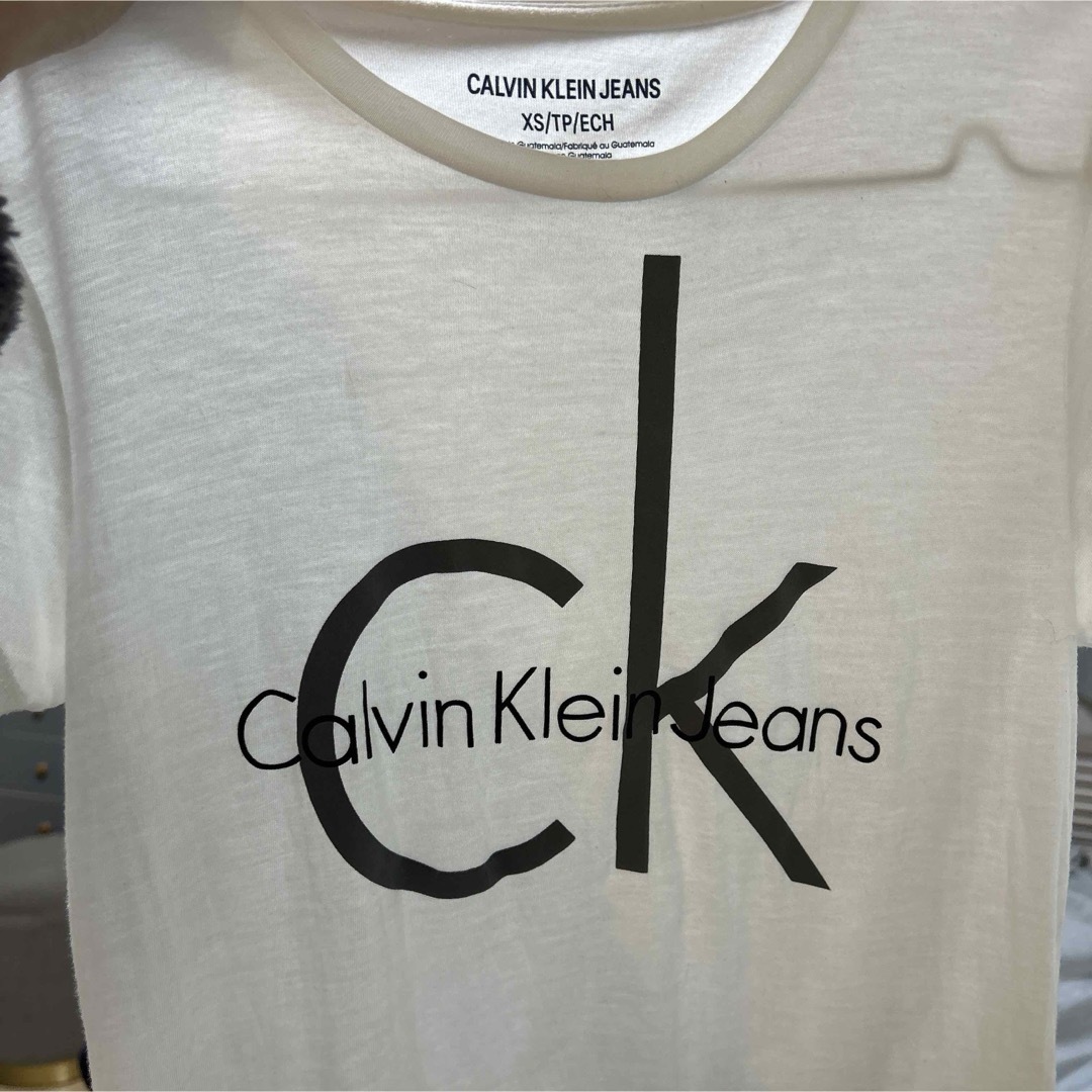 Calvin Klein(カルバンクライン)のカルバンクラインジーンズ　 ロゴ白Tシャツ　XS レディースのトップス(Tシャツ(半袖/袖なし))の商品写真