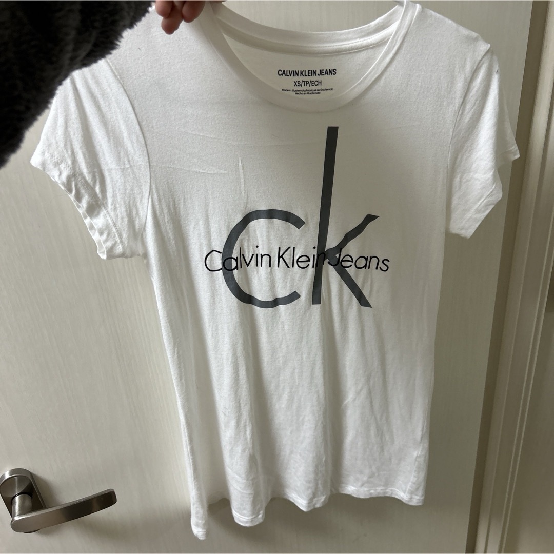Calvin Klein(カルバンクライン)のカルバンクラインジーンズ　 ロゴ白Tシャツ　XS レディースのトップス(Tシャツ(半袖/袖なし))の商品写真