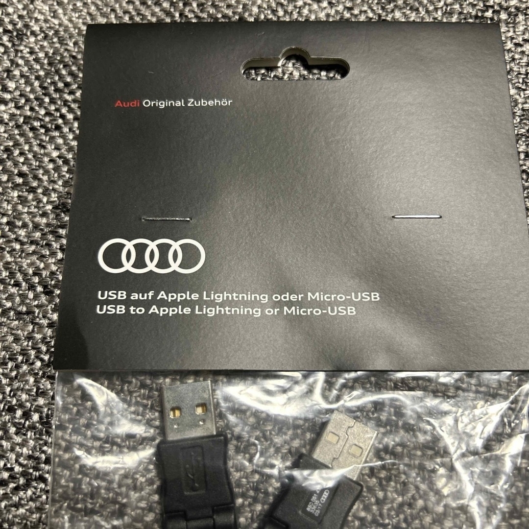 AUDI(アウディ)のアウディ純正　USBケーブル2本セット　【新品・未開封】 スマホ/家電/カメラのスマホ/家電/カメラ その他(その他)の商品写真