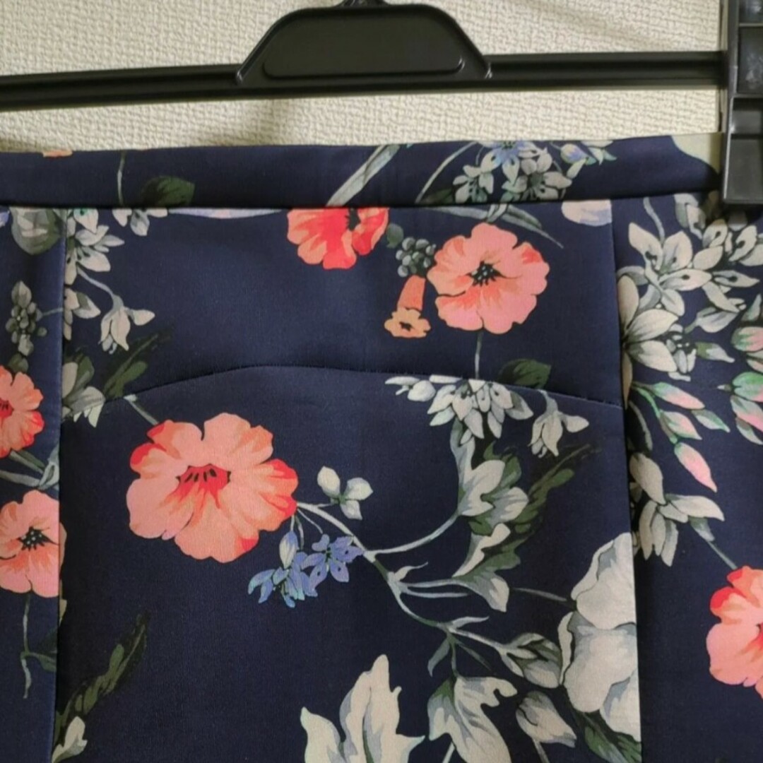 ZARA(ザラ)のZARA WOMAN ザラ ウーマン 花柄マーメイドスカート ネイビー フレア レディースのスカート(ミニスカート)の商品写真