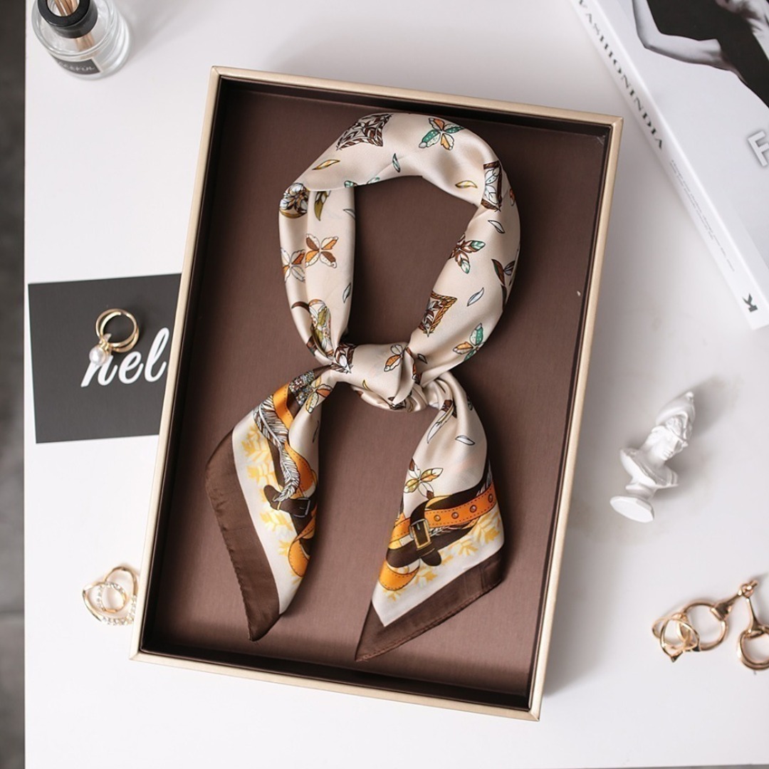上品♡　スカーフ　シルク　サテン　大判　ストール　バンダナ　ファッション レディースのファッション小物(バンダナ/スカーフ)の商品写真