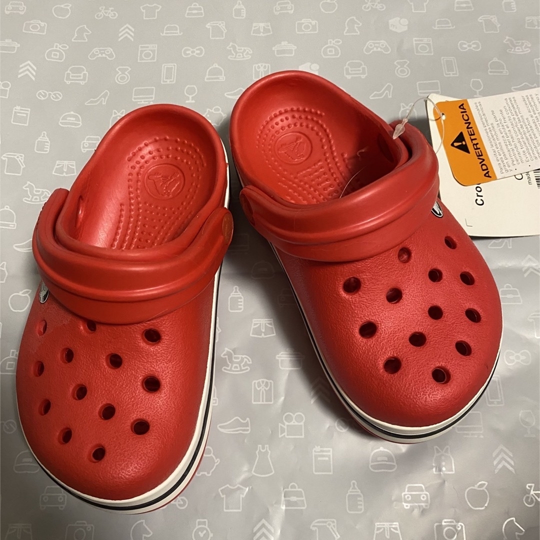 crocs(クロックス)の新品　クロックス　キッズ　赤　15センチ キッズ/ベビー/マタニティのキッズ靴/シューズ(15cm~)(サンダル)の商品写真