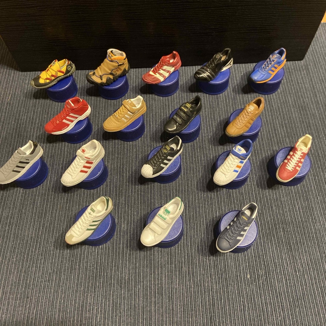 adidas(アディダス)の【adidas】 スニーカーボトルキャップ 17種 エンタメ/ホビーのコレクション(その他)の商品写真