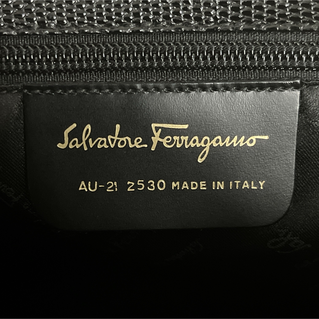 Salvatore Ferragamo(サルヴァトーレフェラガモ)のサルヴァトーレフェラガモ　トートバッグ　ヴァラリボン　肩掛け可　A4 ブラック レディースのバッグ(トートバッグ)の商品写真