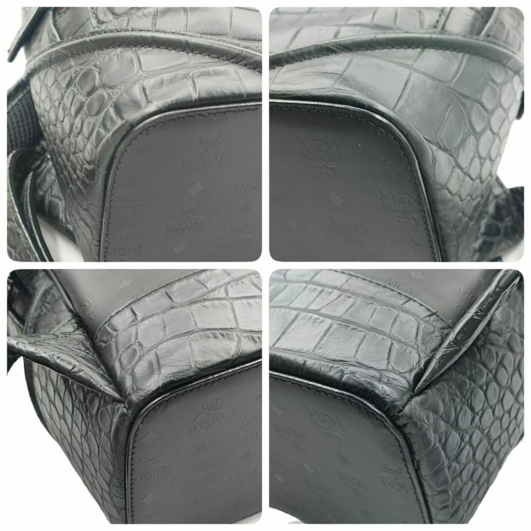 MCM(エムシーエム)の未使用品 MCM クロコダイル型押し リュックサック ロゴ金具 ブラック メンズのバッグ(バッグパック/リュック)の商品写真