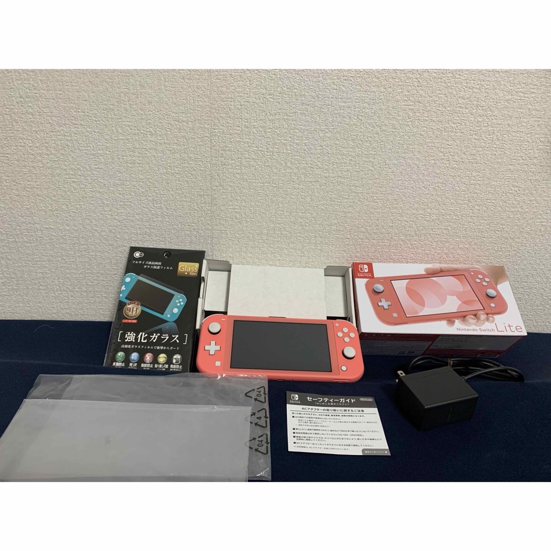 Nintendo Switch(ニンテンドースイッチ)の【極美品】Switchライト本体 コーラル おまけ強化ガラス保護フィルム付き♪ エンタメ/ホビーのゲームソフト/ゲーム機本体(携帯用ゲーム機本体)の商品写真