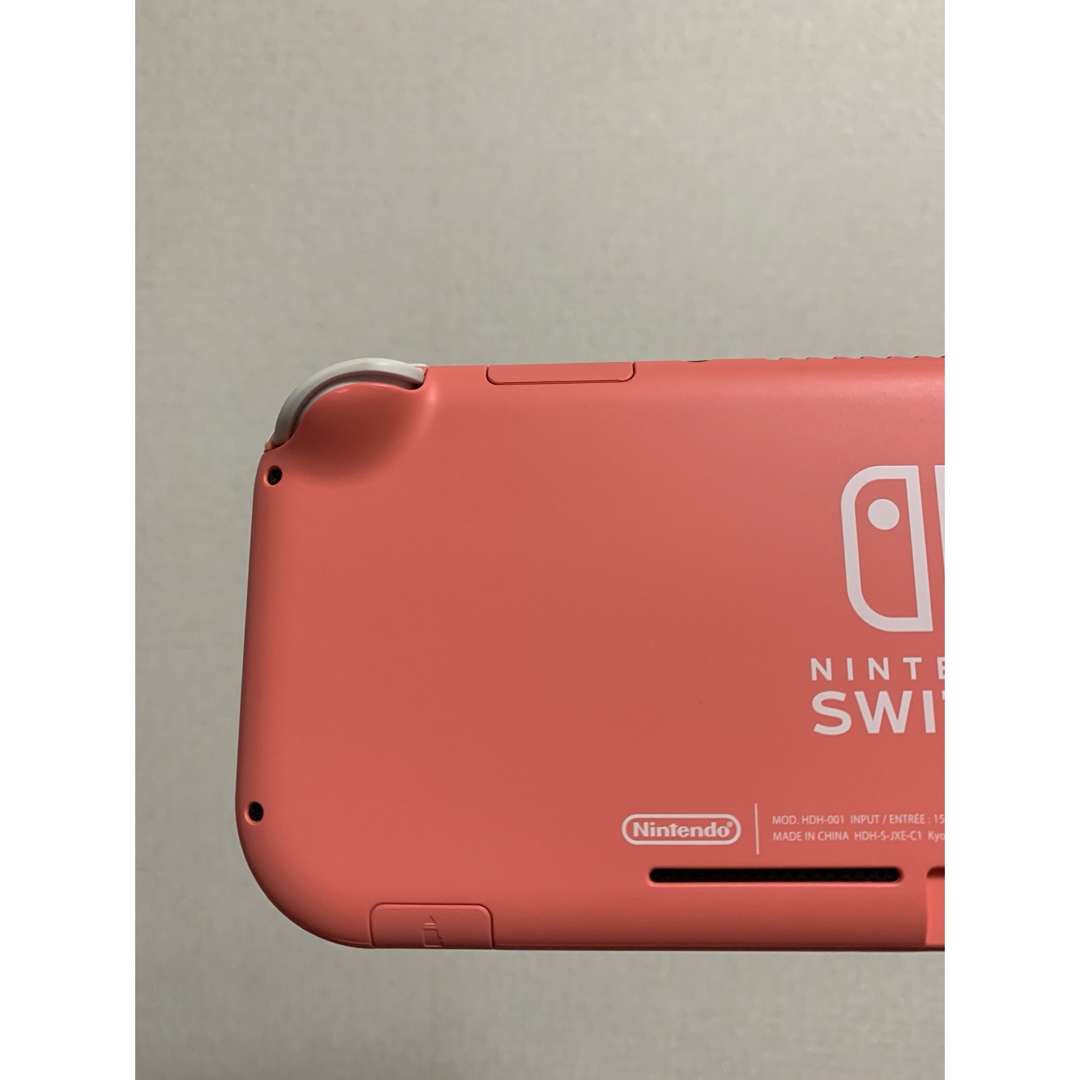 Nintendo Switch(ニンテンドースイッチ)の【極美品】Switchライト本体 コーラル おまけ強化ガラス保護フィルム付き♪ エンタメ/ホビーのゲームソフト/ゲーム機本体(携帯用ゲーム機本体)の商品写真