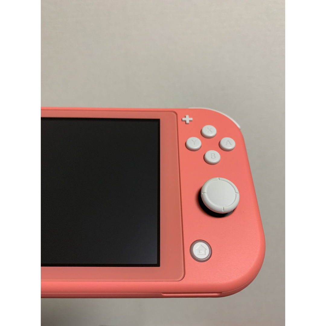 Nintendo Switch(ニンテンドースイッチ)の【極美品】Switchライト本体 コーラル おまけ強化ガラス保護フィルム付き♪ エンタメ/ホビーのゲームソフト/ゲーム機本体(携帯用ゲーム機本体)の商品写真