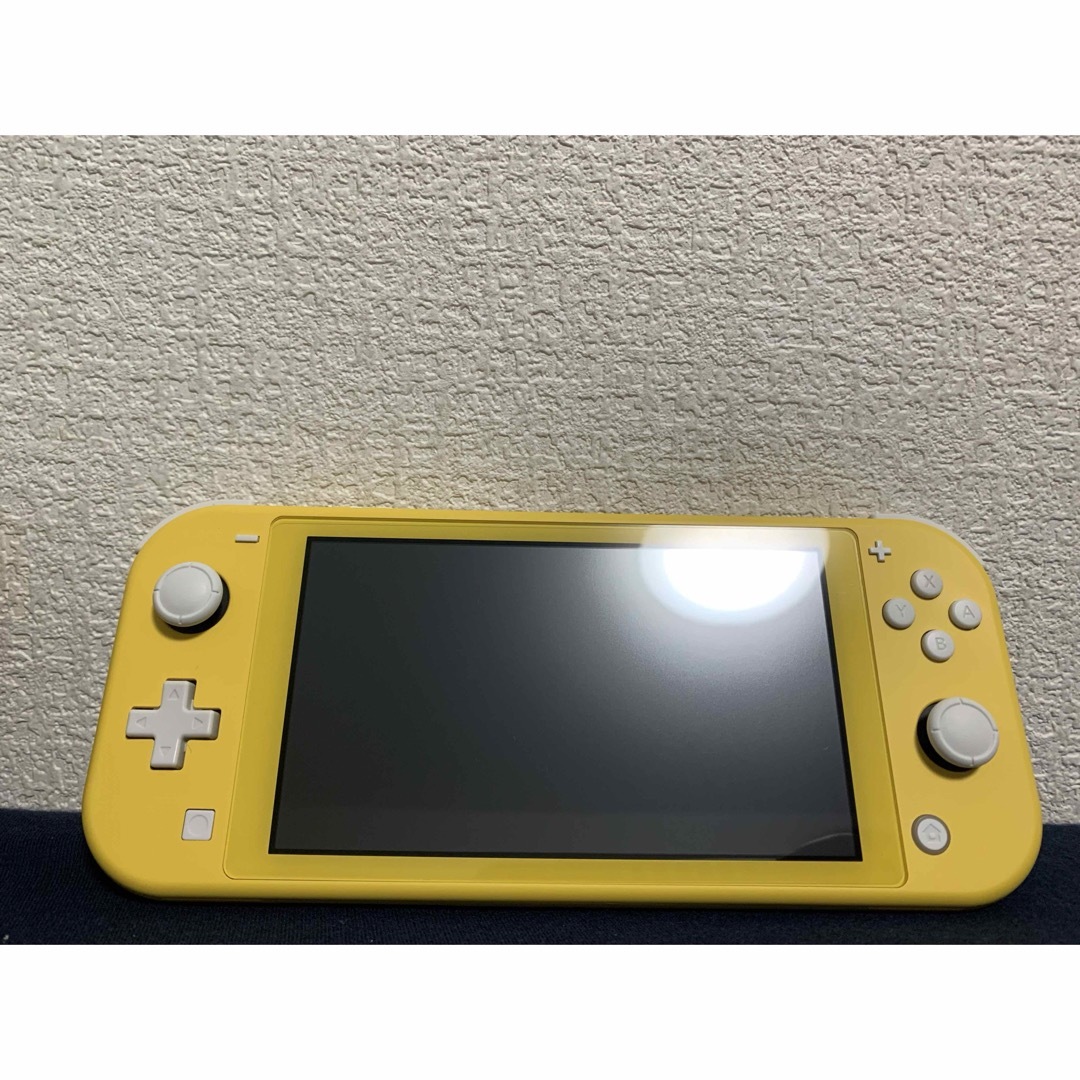 Nintendo Switch(ニンテンドースイッチ)の【美品】Switchライト本体 イエロー おまけピカチュウ本体収納ケース付き♪ エンタメ/ホビーのゲームソフト/ゲーム機本体(携帯用ゲーム機本体)の商品写真