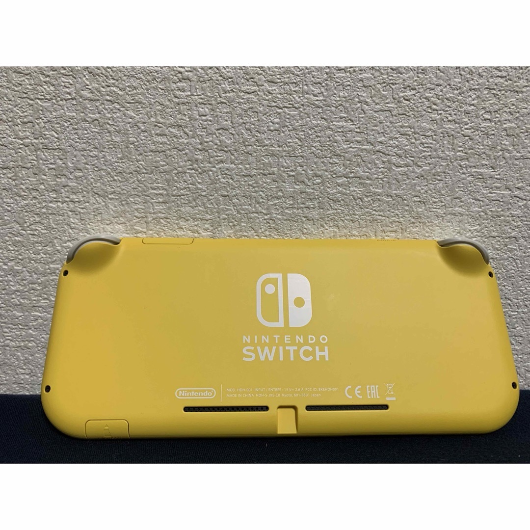 Nintendo Switch(ニンテンドースイッチ)の【美品】Switchライト本体 イエロー おまけピカチュウ本体収納ケース付き♪ エンタメ/ホビーのゲームソフト/ゲーム機本体(携帯用ゲーム機本体)の商品写真