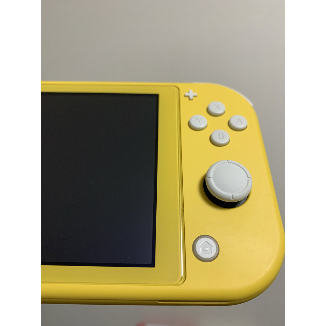 Nintendo Switch(ニンテンドースイッチ)の【極美品】Switchライト本体 イエロー おまけ2点付き♪ エンタメ/ホビーのゲームソフト/ゲーム機本体(携帯用ゲーム機本体)の商品写真