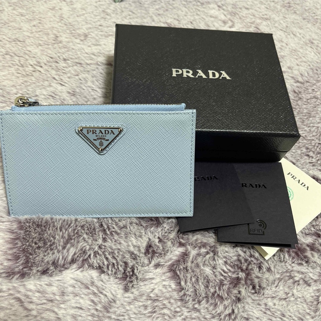 PRADA(プラダ)のPRADA プラダ 本物 新品 サフィアーノ トライアングル カードケース 水色 レディースのファッション小物(財布)の商品写真