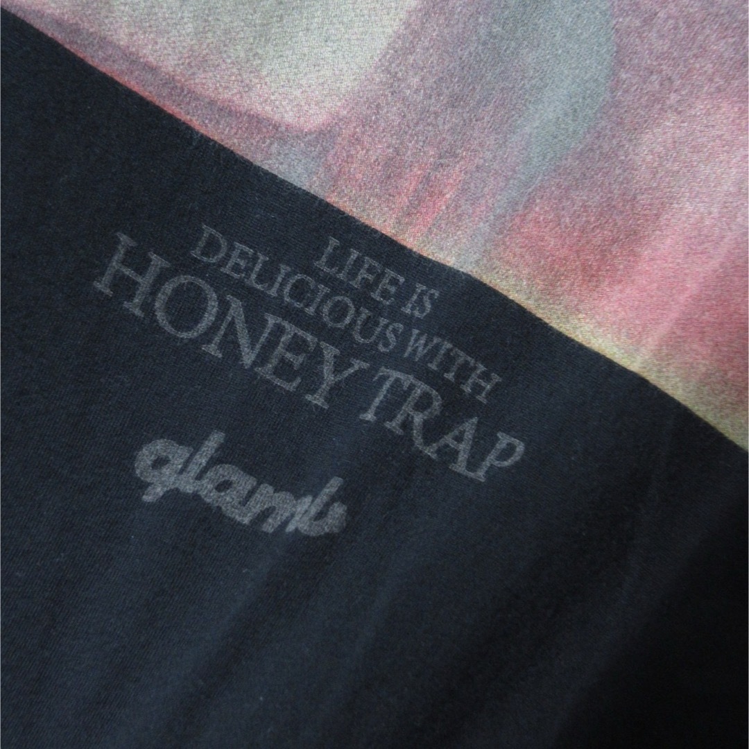 glamb(グラム)のglamb "HONEY TRAP" プリント Tシャツ 半袖 カットソー 1 メンズのトップス(Tシャツ/カットソー(半袖/袖なし))の商品写真