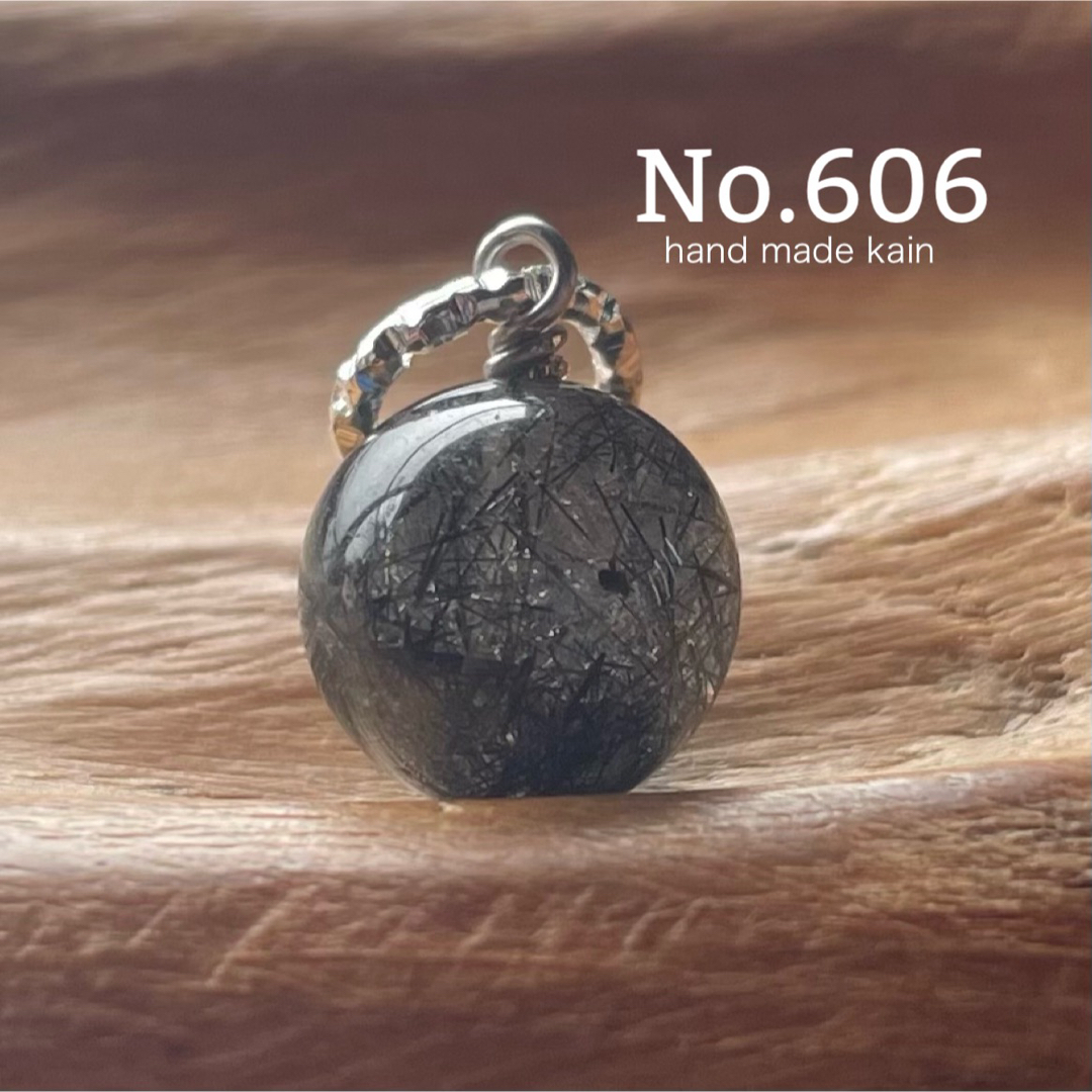 606 天然石　ブラックルチル　10㎜　針水晶　ネックレス　チャーム ハンドメイドのアクセサリー(ネックレス)の商品写真