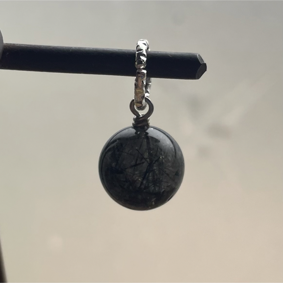 606 天然石　ブラックルチル　10㎜　針水晶　ネックレス　チャーム ハンドメイドのアクセサリー(ネックレス)の商品写真