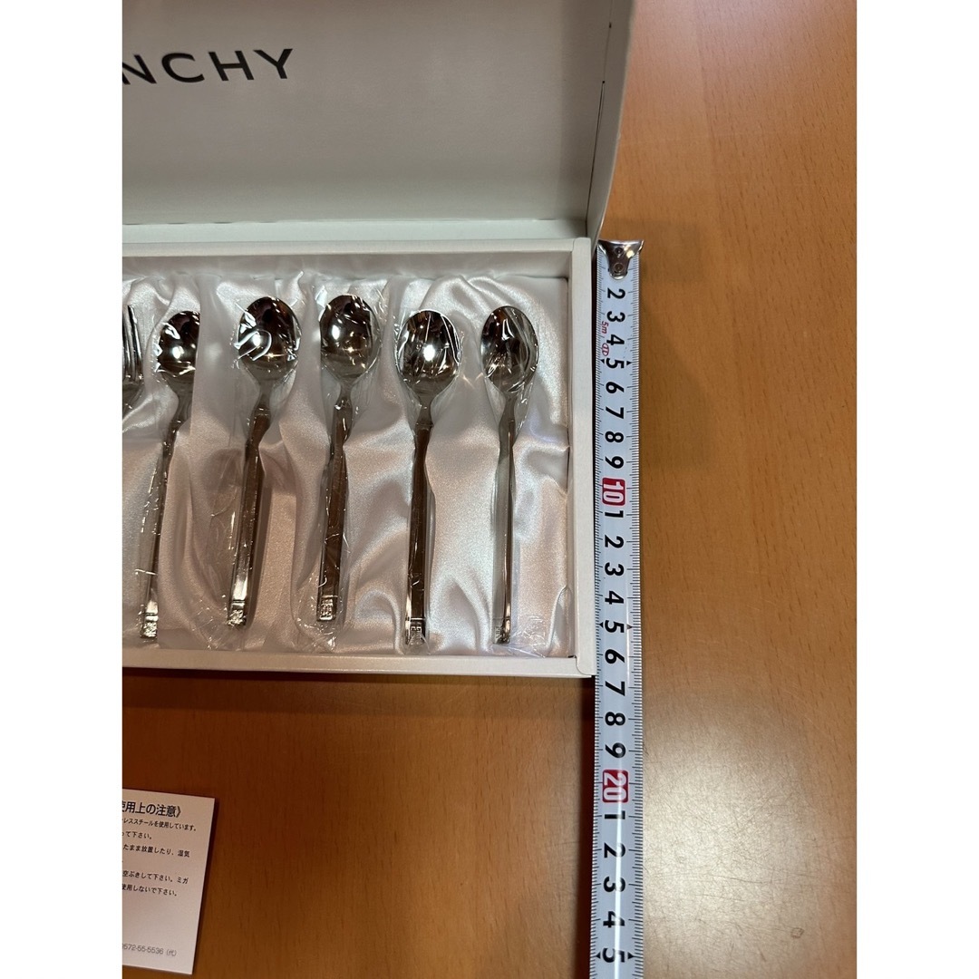 GIVENCHY(ジバンシィ)の【新品未使用】箱付きGIVENCHY ジバンシー カトラリーセット カトラリー インテリア/住まい/日用品のキッチン/食器(カトラリー/箸)の商品写真