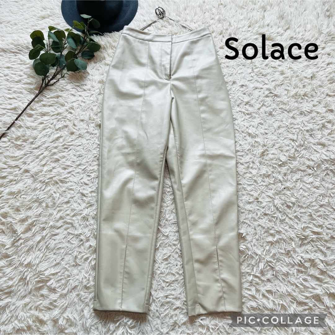 ソレイス SOLACE フェイクレザーセンタースリットパンツ レディースのパンツ(カジュアルパンツ)の商品写真