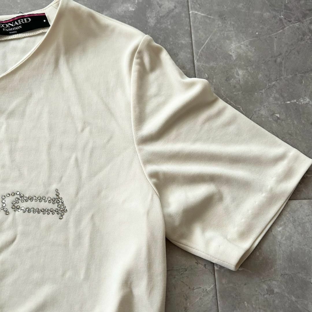 LEONARD(レオナール)のレオナール　M カットソー 半袖ラインストーンロゴ カンカン素材 美品 レディースのトップス(Tシャツ(半袖/袖なし))の商品写真