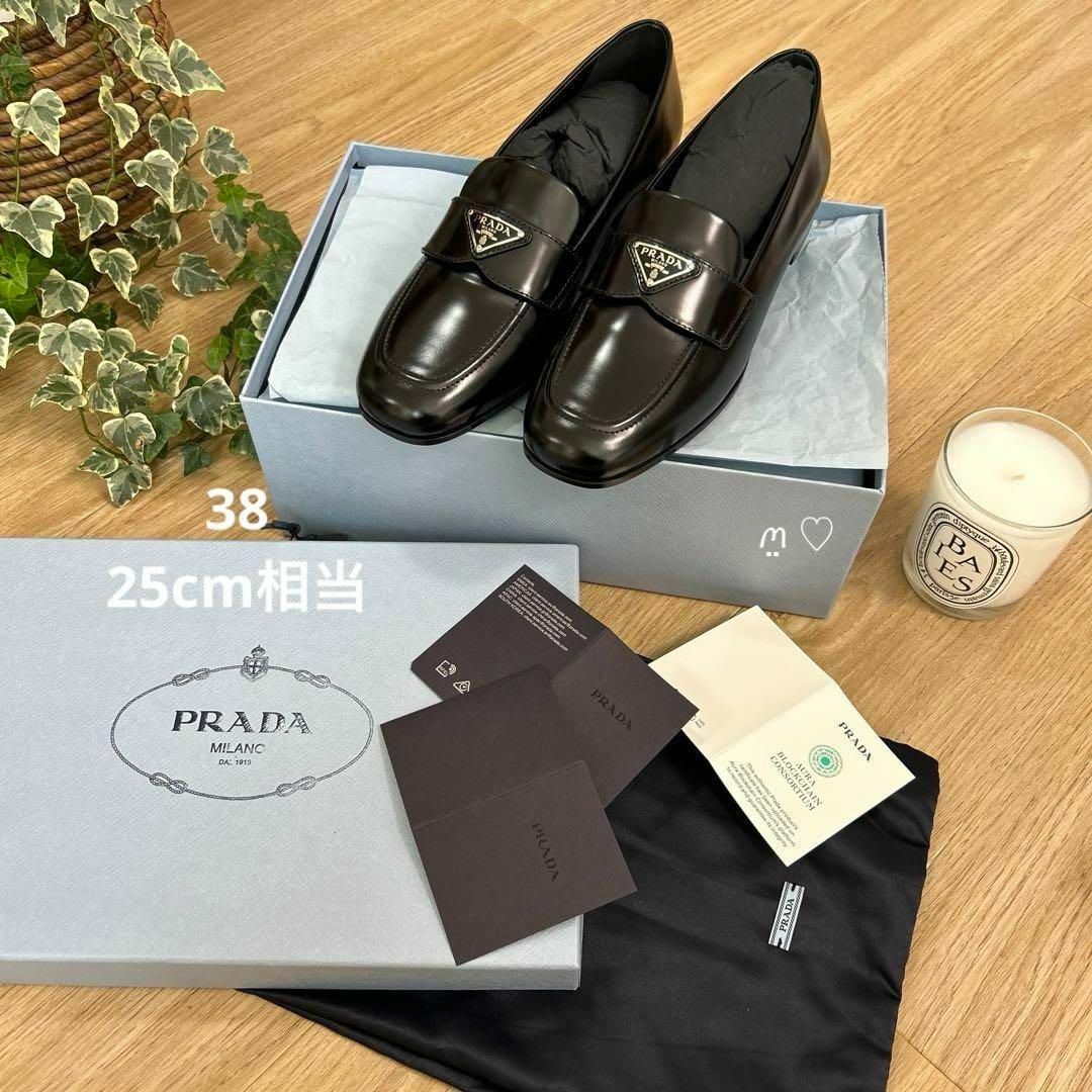 PRADA(プラダ)の新品同様　PRADAプラダ　ブラッシュドレザーローファー　38　25cm　現行品 レディースの靴/シューズ(ローファー/革靴)の商品写真