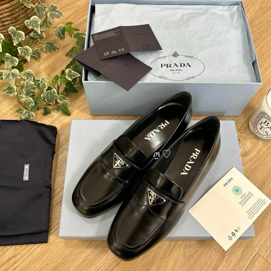 PRADA(プラダ)の新品同様　PRADAプラダ　ブラッシュドレザーローファー　38　25cm　現行品 レディースの靴/シューズ(ローファー/革靴)の商品写真