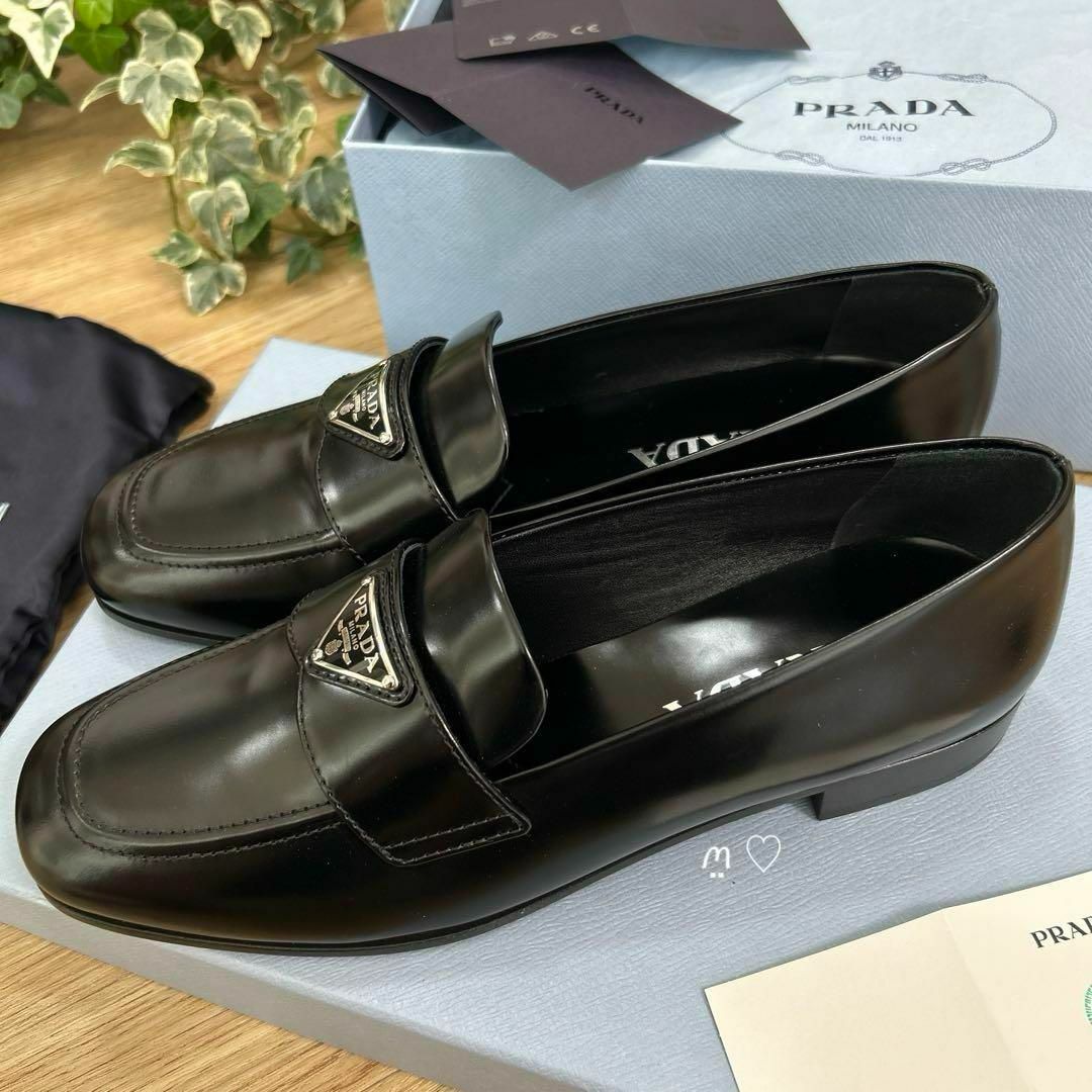 PRADA(プラダ)の新品同様　PRADAプラダ　ブラッシュドレザーローファー　38　25cm　現行品 レディースの靴/シューズ(ローファー/革靴)の商品写真